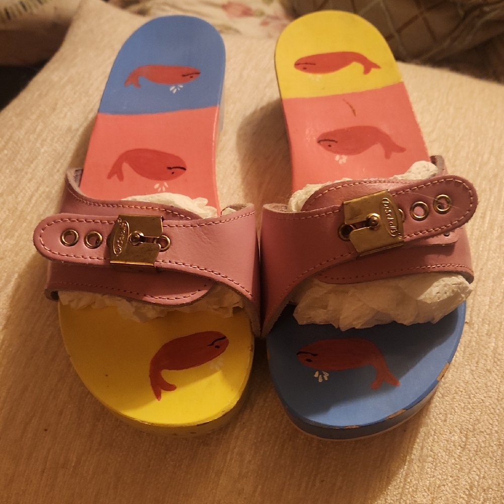 DR. SCHOLLS Painted Wooden Sandals 9 Whales Ocean Pink Blue Yellow